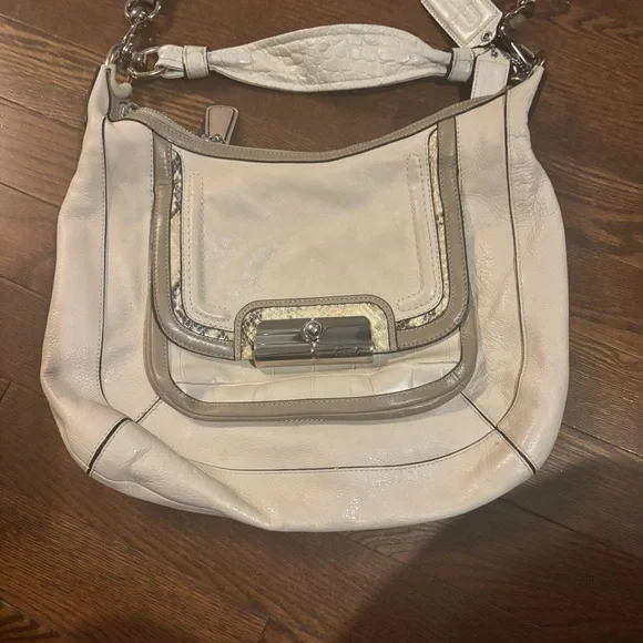 Cream Coach Shoulder Bag - Picture 2 of 13